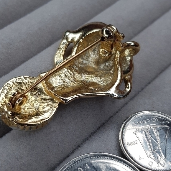 Vintage elephant on a ball brooch pin pendant. Adorable! - Picture 4 of 6